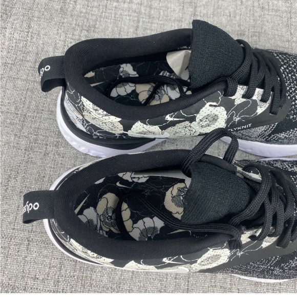 Nike Odyssey React 2 Flyknit FLR Running Shoes Womens 8 Black Floral Trainers - Picture 2 of 4